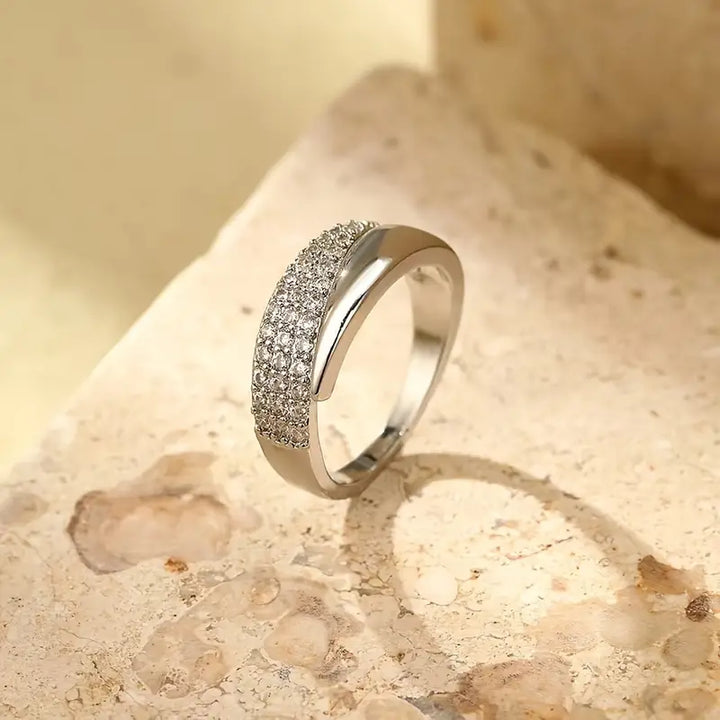 Victoria | Elegant Gold Ring with Sparkling Stones